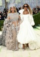 Blue Ivy hatalmas feltűnést keltett élete első Met-gáláján édesanyja oldalán. Egy monokróm fehér, pánt nélküli, uszályos Balenciaga-ruhában és egy fehér dzsekiben tette le a névjegyét. 