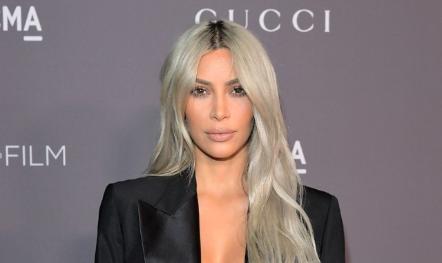 Kim Kardashian TELJESEN meztelen a kabátja alatt, így vonult a vörös szőnyegre