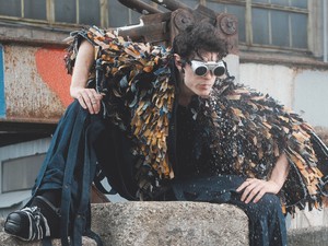 Bárány Judit divattervezői tevékenységében ott van a színházi jelmezek drámai esztétikája, a vizuális történetmesélés, de a magyar népi motívumok és funkciók átfordítása is