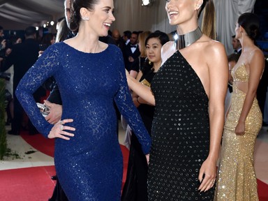 Várandós sztárok találkozás a Met gálán: Emily Blunt és Olivia Wilde
