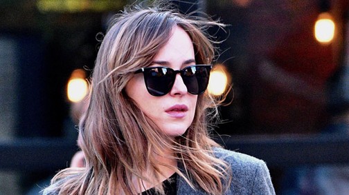 Dakota Johnson átlagos lány az utcán és nagyon jól néz ki, és persze villant egy kis luxust is