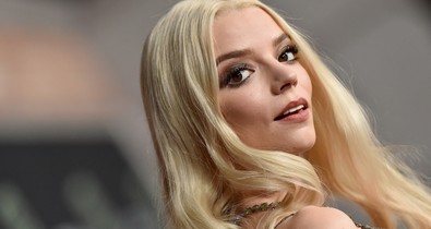 A Vezércsel színésznője aranyban ragyogott a vörös szőnyegen