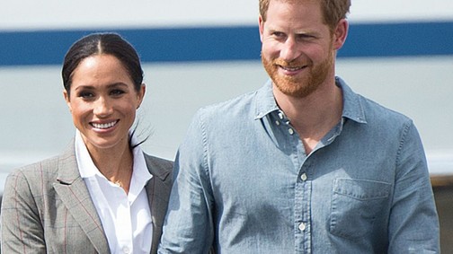 Übercuki: Meghan Markle és Harry herceg bárányokat etetnek, gyerekeket ölelgetnek és kutyákkal játszanak Ausztráliában