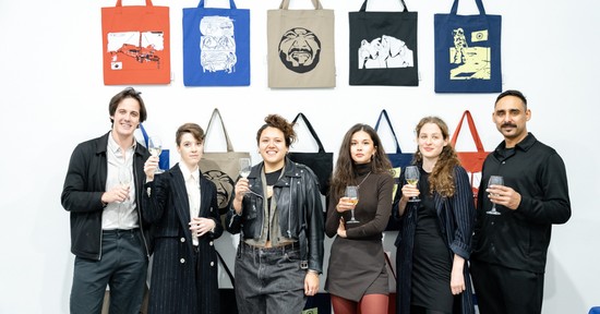 Dizájntáskák egy kis csavarral-
Roma varrónők és kortárs művészek közös alkotásai