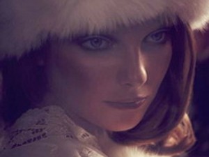 Mozdonyfüstben csábít Enikő