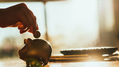 Így tudsz spórolni 2023-ban az emelkedő rezsik, díjak és járulékok mellett