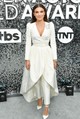 A 2020-as SAG Awards vörös szőnyegén Millie Bobby Brown már kész nőként ragyogott. Ez a hófehér Louis Vuitton kabátruha a hozzá passzoló nadrággal elképesztően elegáns és komoly divatdöntésnek bizonyult. A mély dekoltázs, a csillogó gyémántnyaklánc és a tükörsima, hosszú haj kombinációjával a fiatal színésznő végleg búcsút intett a kislányos korszaknak. Ugyanakkor bevallotta, hogy a mai napig képtelen teljesen sötét szobában aludni, így mindig égve hagy valamilyen apró jelzőfényt vagy lámpát.