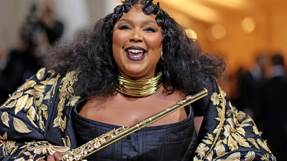 Lizzo arany fuvolával, Thom Browne szettben a 2022-es Met gálán