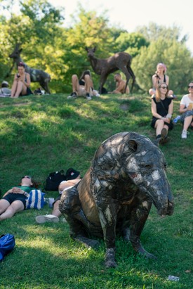 Sokszor jól esik megpihenni a szobrok között