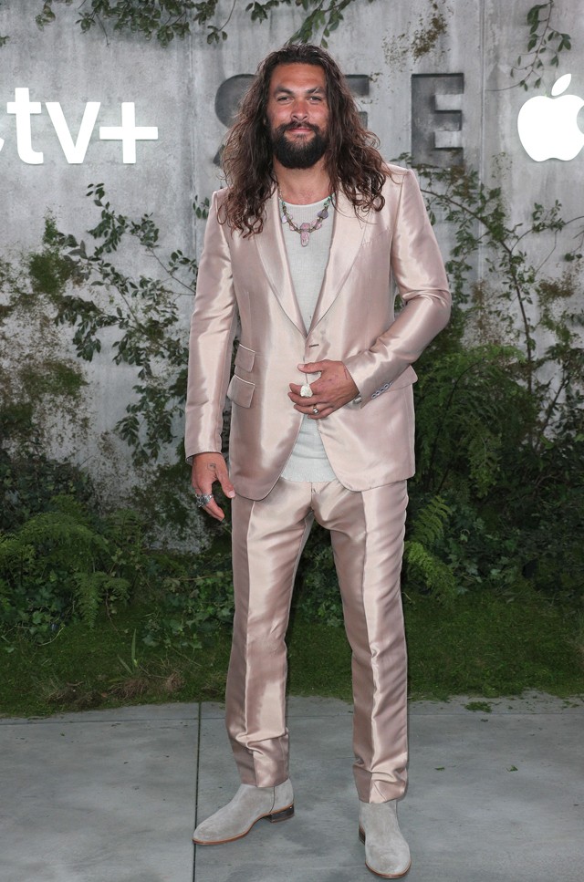 Jason Momoa világosrózsaszín fényes öltönyben is egy FÉRFIISTEN