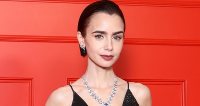 Lily Collins köldökig kivágott ruhájából egyszerre árad a meztelenség és az elegancia