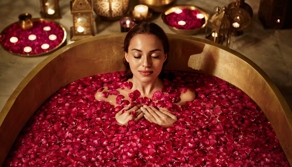 A The Ritual of Ayurveda kollekció termékei mandulaolajjal és indiai rózsával ringatnak el a nyugalom szigetére.