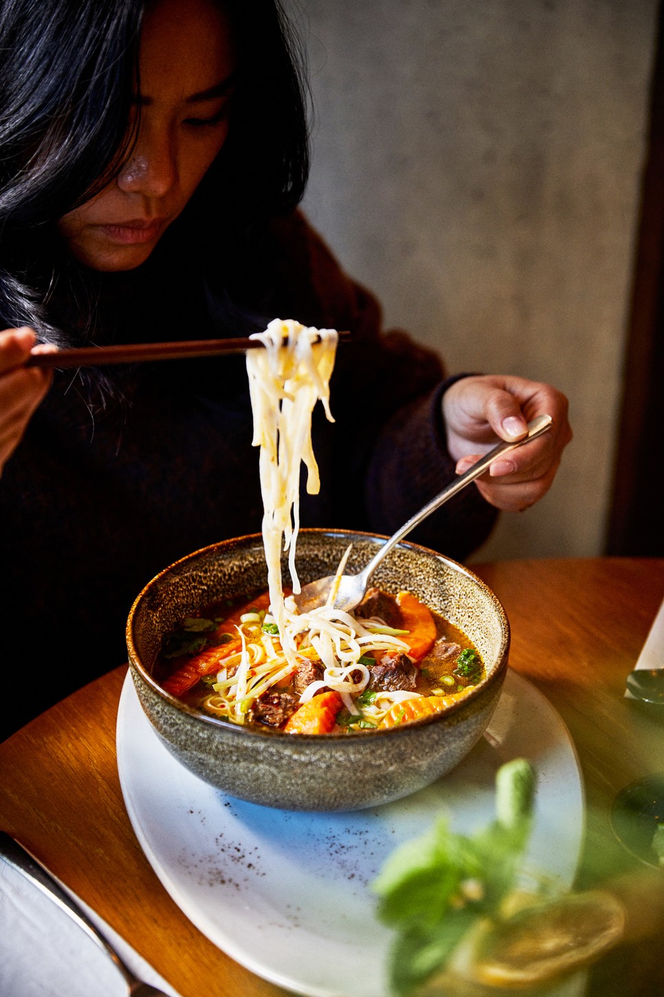 Kicsit gyakorolni kell a pho leves fogyasztását, de gyorsan bele lehet jönni, olyan finom