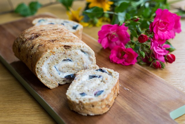 Különleges csemege: répás-diós tekercs szőlővel