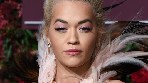 Rita Ora egy hamvaiból feltámadó főnixmadár ebben a ruhában