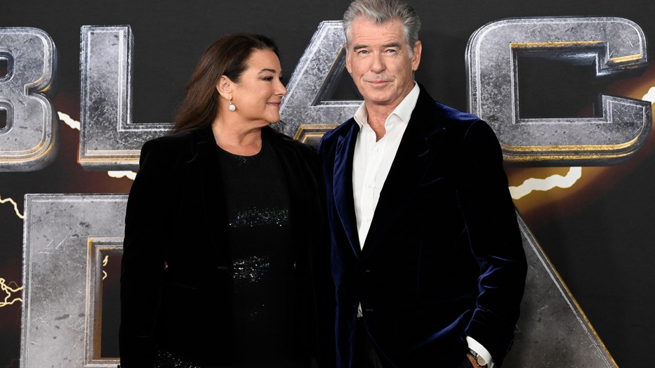 Pierce Brosnan és Keely Shaye Brosnan a Black Adam bemutatóján