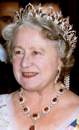 Oriental Circlet Tiara - A Garrard luxus ékszermárka által 1853-ban készített darab az egyik legrégebbi tiara, amely az angol királyi család számára készült. A lótuszvirágokat és mogul íveket ábrázoló fejdíszt eredetileg 2600 gyémánttal és opálsorral tervezték - állítólag Albert herceg kedvence volt, aki feleségének, Viktória királynőnek rendelte meg a tiarát. (A képen Erzsébet királyné. II. Erzsébet királynő édesanyja  viseli)