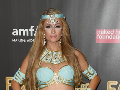 Paris Hilton Jázmin hercegnő, pasija pedig a Gladiátor, így teljes a halloween!