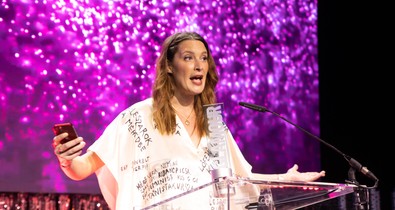 Mérő Vera író az őt gyalázó kommenteket viselte a ruháján a GLAMOUR Women of the Year gálán