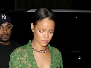 Megint az utcán villantott Rihanna