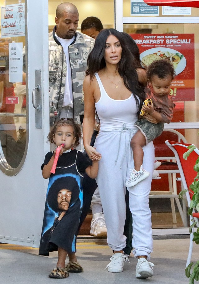 Kim Kardashian, North West és Saint West, valamint Kanye