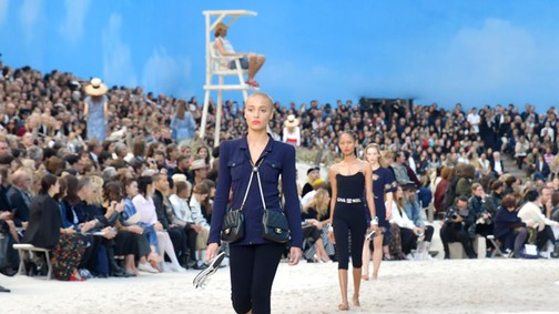 Őrület! A Chanel tényleg tengerpartot csinált Párizs közepére