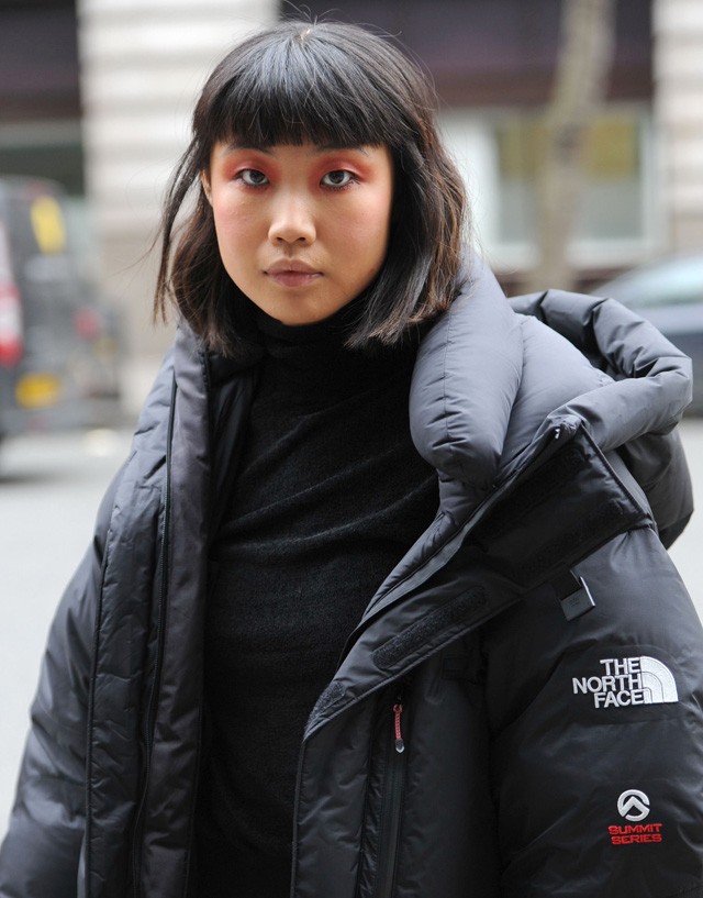 Modell egy divatbemutató után North Face dzsekiben