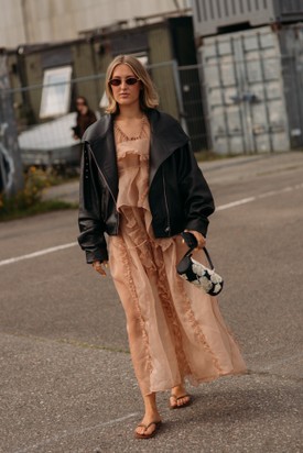 Mell alatt szabott maxiruha, optikailag jól elhelyezett fodrokkal: nőies és kifejezetten komfortos