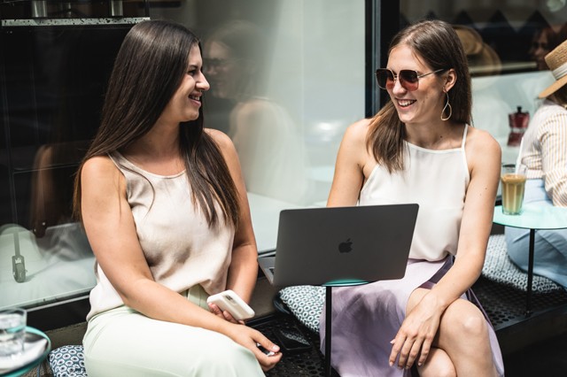 Bittera Réka és Tassonyi Csenge Ruhák: Áeron