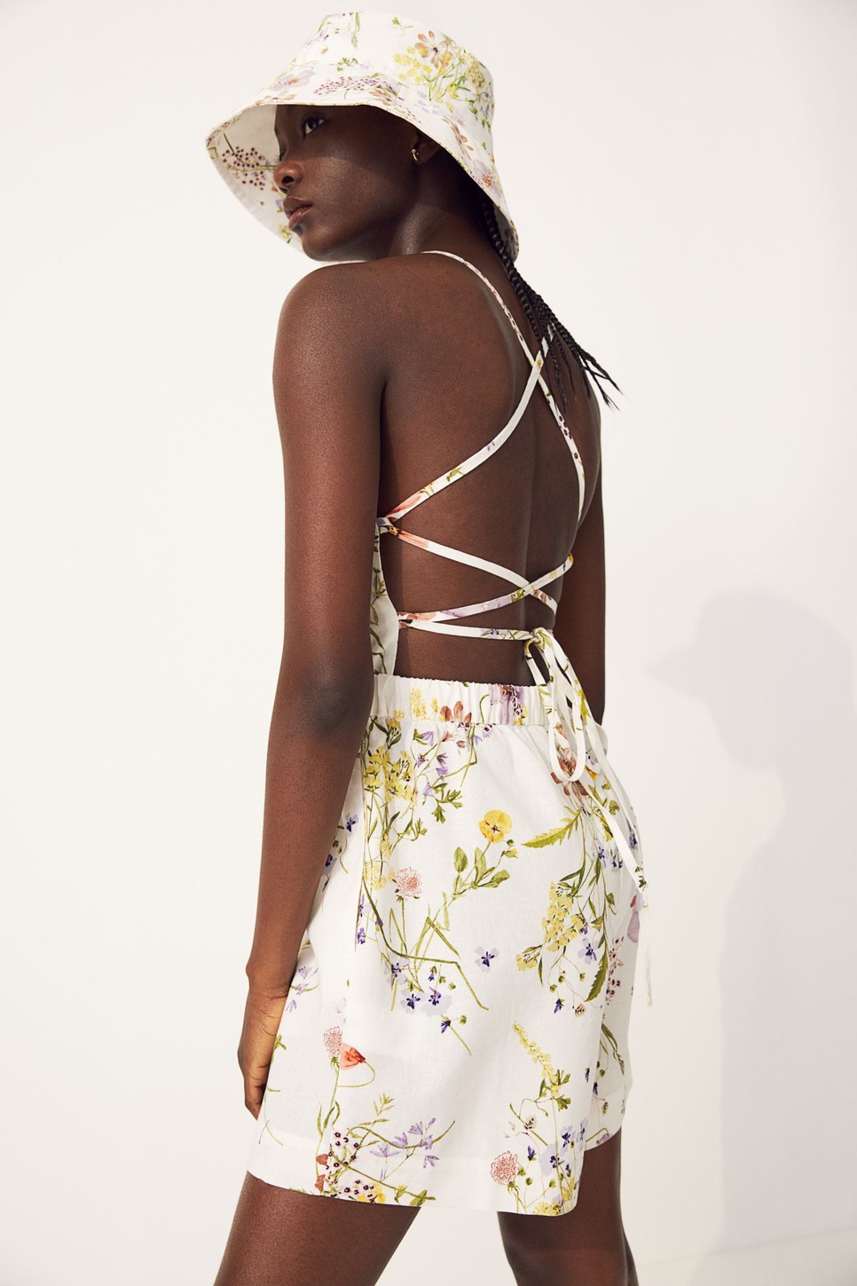 Len-biopamut overall kézzel festett mezei virágokkal H&M CONSCIOUS 9295 Ft