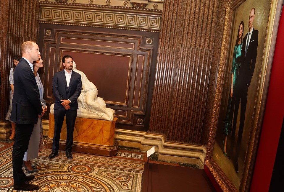 A hercegi pár a művész, Jamie Coreeth jelenlétében megtekinti az őket ábrázoló festményt