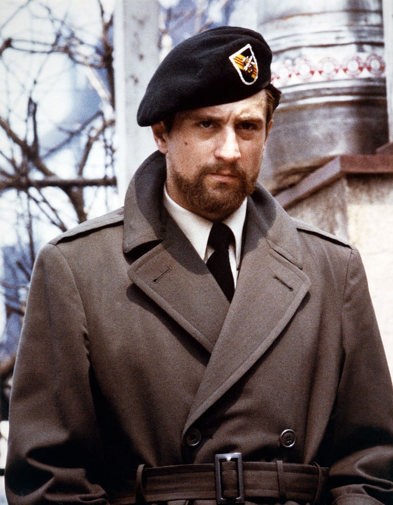 Robert De Niro a Szarvasvadász (1978) forgatásán. Michael Cimino filmje három vietnámi veterán történetét meséli el. De Niro alakítása Mike szerepében megrázó és erőteljes – a film pedig máig az egyik legemlékezetesebb háborús dráma.