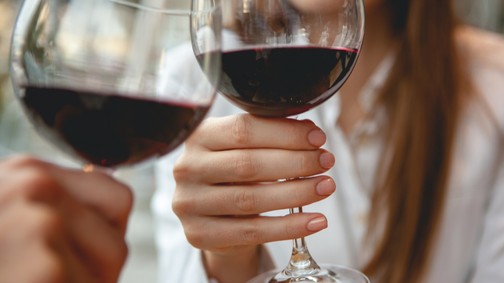 Végre kiderült, miért fáj a fejünk a vörösbor után