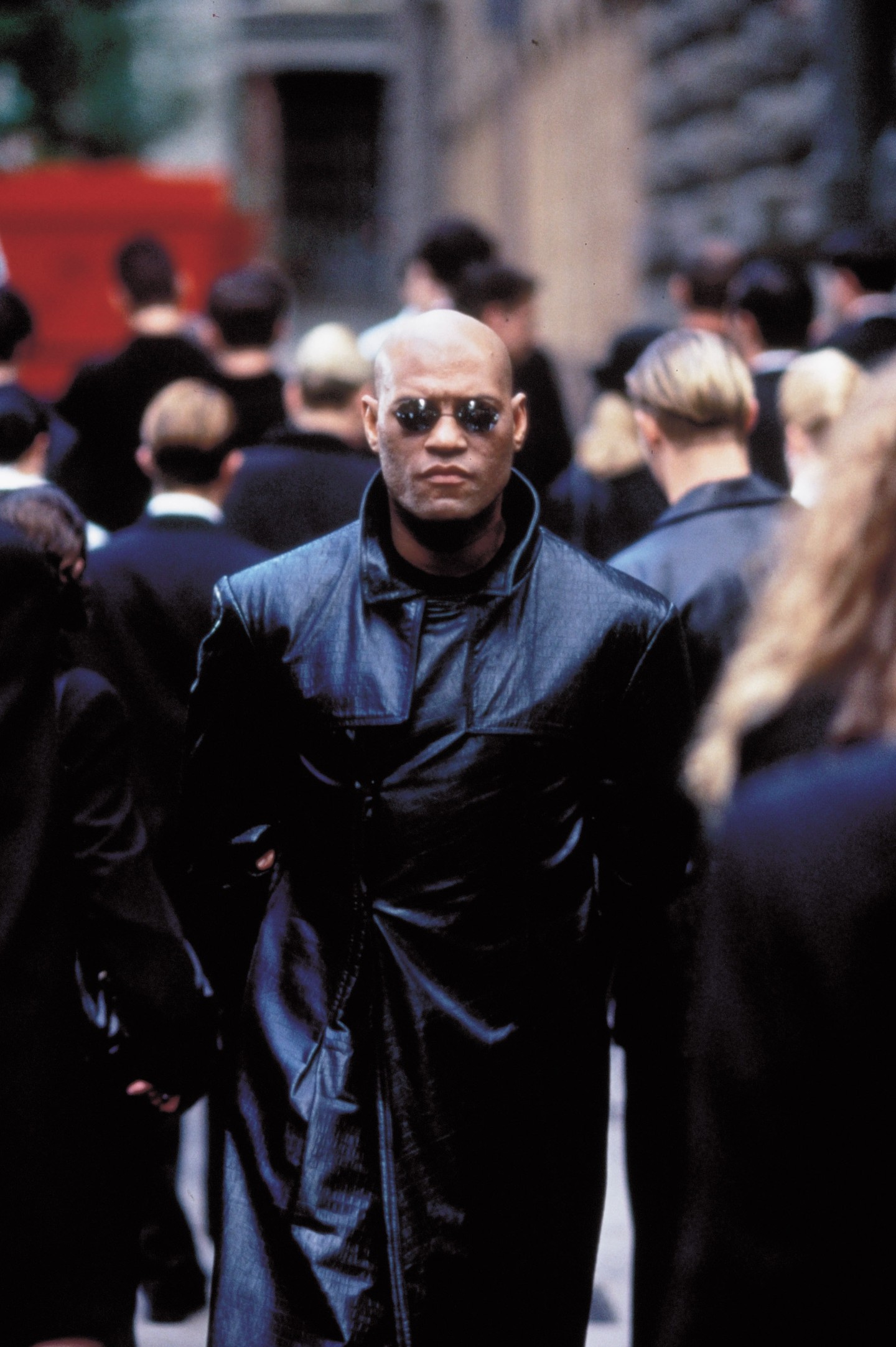 Morpheus (Laurence Fishburne) a lázadók karizmatikus vezetője, aki szentül hisz a Kiválasztott létezésében. Ő az, aki felkínálja Neónak a vörös pirulát, és bevezeti a való világba.