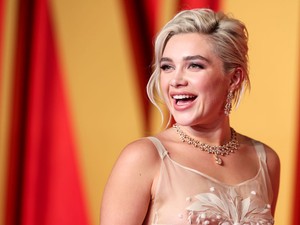 Florence Pugh pucérruhájából csak úgy árad a meztelenség, szinte egy szál fehérneműben vonult végig a vörös szőnyegen
