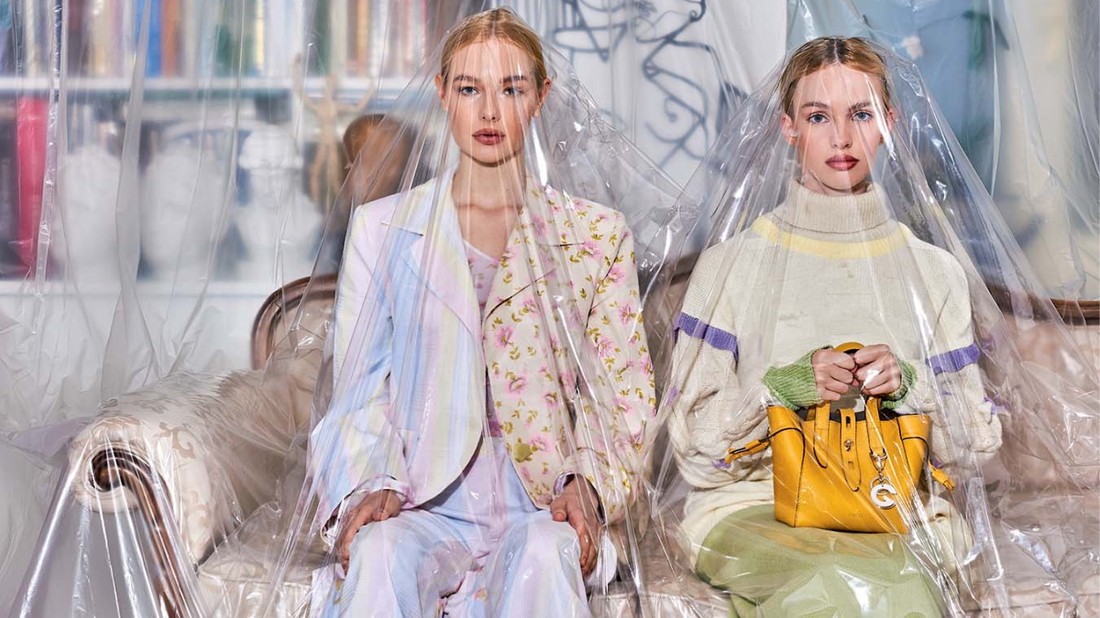 Egyre inkább növekszik az igény azok iránt a 3D-s rendszerek iránt, amelyeken digitálisan mutathatók be a ruhadarabok - ezzel is óvva a környezetet. Upcycled bézer, asszimetrikus top és nadrág SECONDLAND @_secondland_Újrahasznosított anyagból készült tornacipő NIKE-FootshopUpcycled kötötött pulóver és szoknya SECONDLAND @_secondland_Táska FURLA Recycled tornacipő NIKE-Footshop