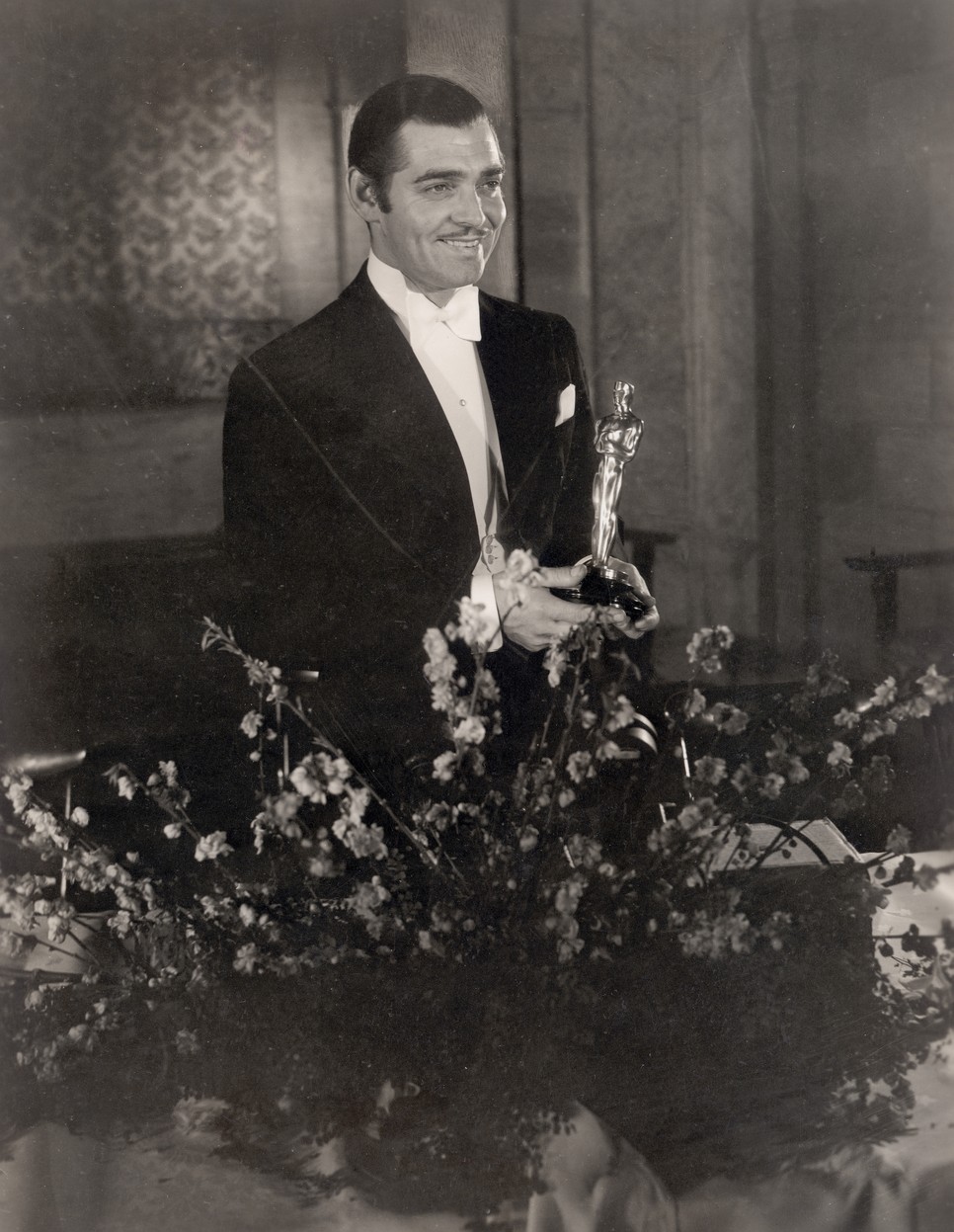 Clark Gable, az egyik első Oscar-díjas mutatja boldogan az aranyszobrot 1935-ben, amit az Ez történt egy éjszaka című mozi főszerepéét zsebelt be
