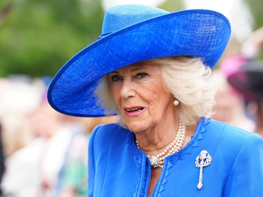 Kamilla királyné álomszép nyári ruhában tündökölt, csak úgy ragyog Károly király felesége