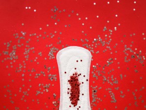 Az általános hiedelemmel ellentétben a menstruációs vér nem kék. És megmutatni nem szégyen.