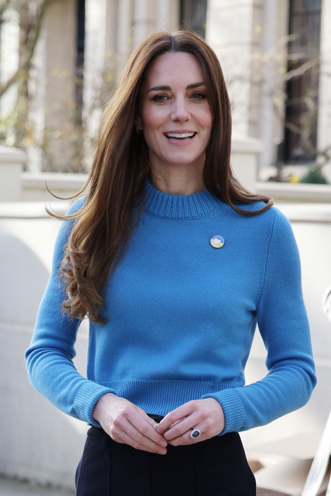 A nemzetközi politikai helyzetre való reflektálásként Katalin a londoni Ukrán Kulturális Központban tett látogatásakor egy élénk kék Alexander McQueen pulóvert viselt, amelyre egy apró, ukrán zászlós szívet ábrázoló kitűzőt helyezett. Ez a vizuális kinyilatkoztatás az Egyesült Királyság egyértelmű és sziklaszilárd szolidaritását üzente meg az országnak.  