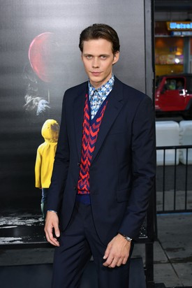 Bár a film láttán nem sokan gondoltuk volna, hamar kiderült, hogy a svéd színész a való életben elképesztően sármos. Az Az hollywoodi premierjén azonnal ellopta a show-t. (2017)