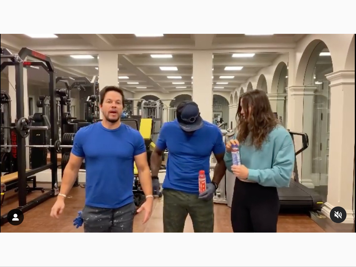 Mark Wahlberg honnan máshonnan kívánna boldog karácsonyt, mint az edzőterméből?