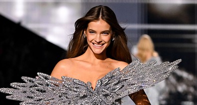 10 retinába égő fotó, ahogy Palvin Barbara felperzseli a 2025-ös Victoria's Secret kifutóját