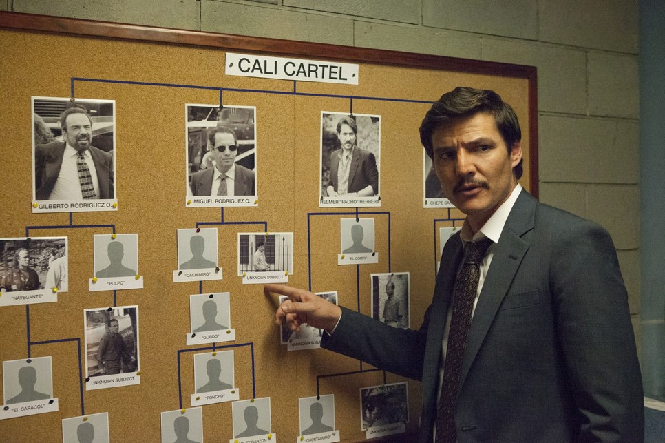 Pedro Pascal, mint az Escobart üldöző Javier Peña ügynök a Narcosban