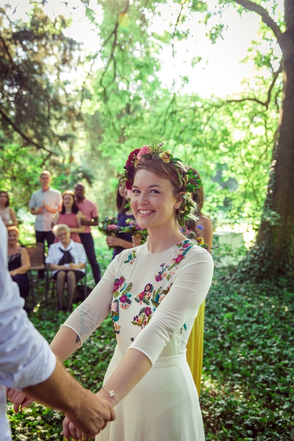 A BigBagPR Hajnal Vicája gyönyörű kézzel hímzett ruhában ment férjhez szerelméhez.