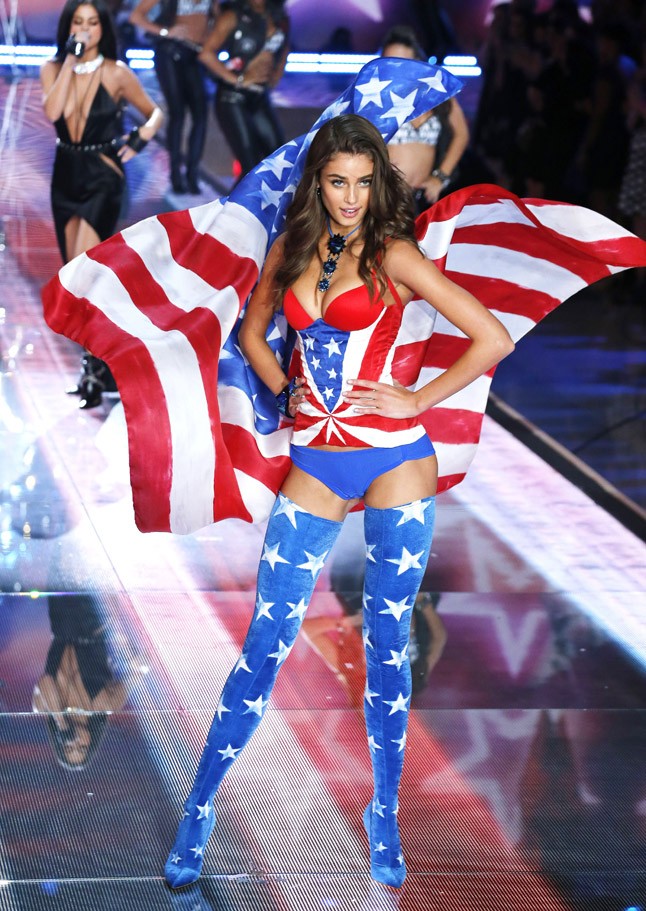 Taylor Hill volt a patrióta fehérneműs angyal idén