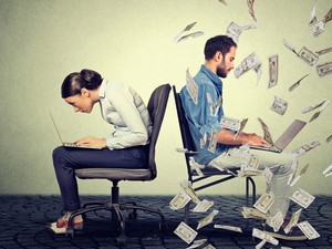 Csak az átláthatóság segíthet, hogy a nők is ugyanannyit keressenek, mint a férfiak