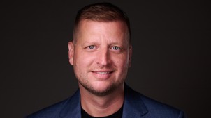 Plakátkészítéssel kezdte, milliárdos cégeket épített fel, mégsem szállt fejébe a siker