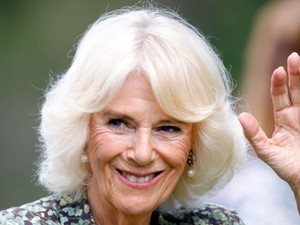 Kamilla királyné laza nyári ruhájától eláll a lélegzetünk