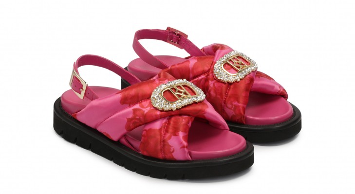 Virágmintás, lapostalpú szandál a KAZAR rózsás kollekciójából